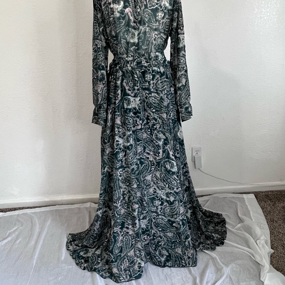 💚 Emerald Printed Wrap Maxi Dress – Elegant & Flowy - Picture 10 of 16
